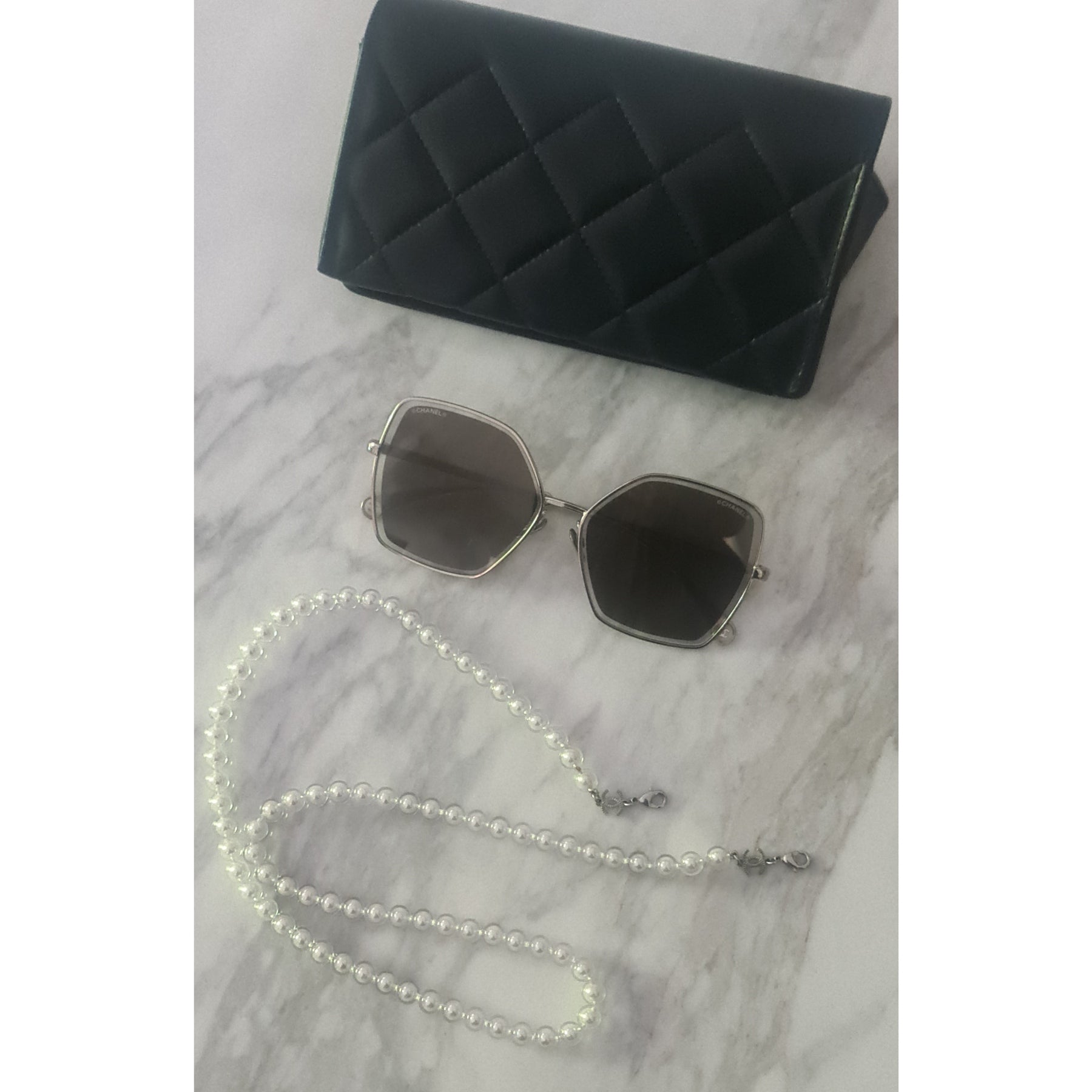 Paires de lunettes Chanel avec sautoir