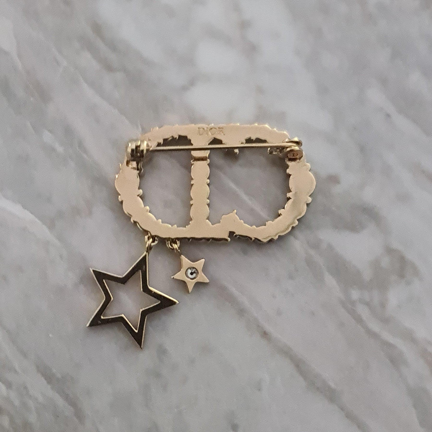 Broche Dior doré avec cristaux blancs