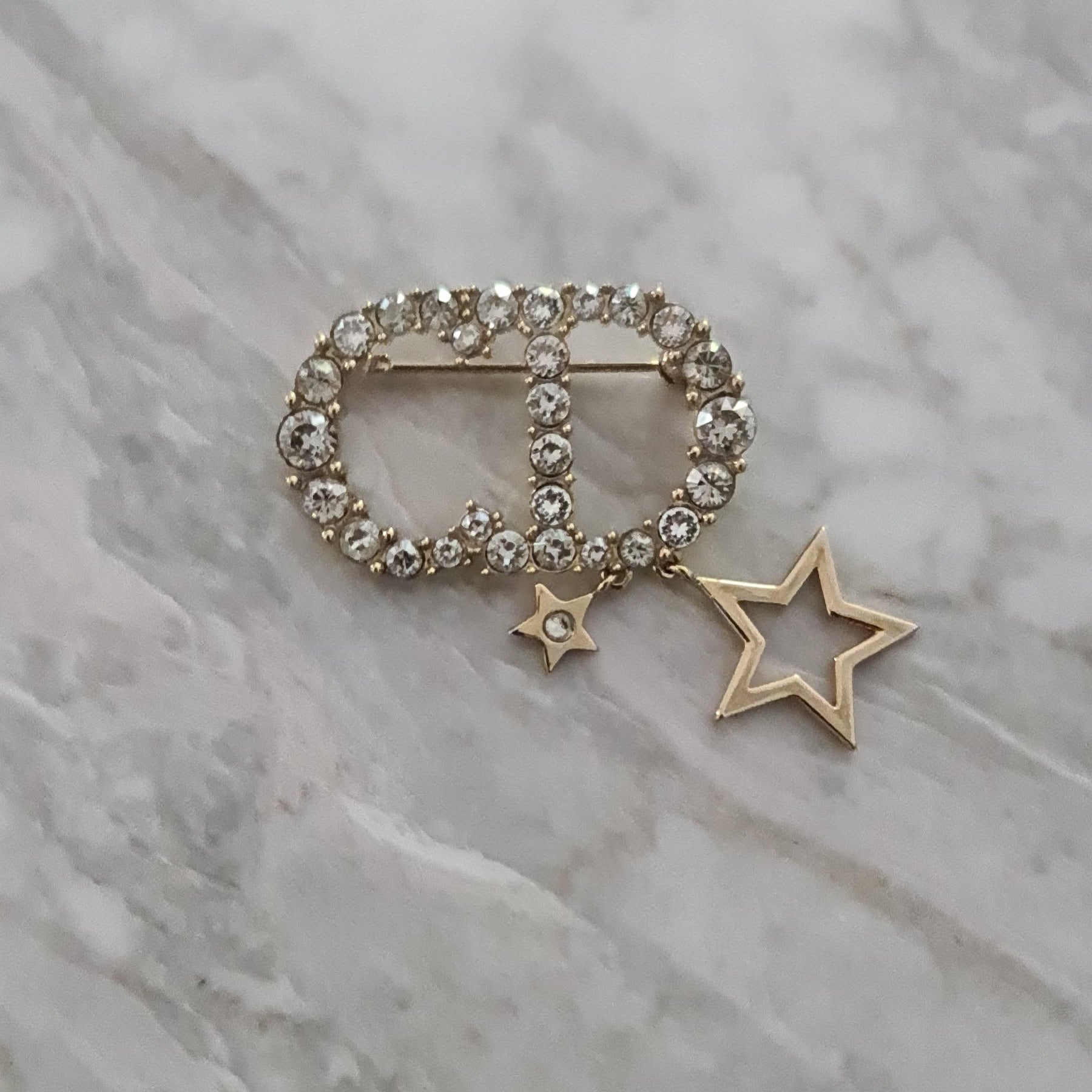 Broche Dior doré avec cristaux blancs