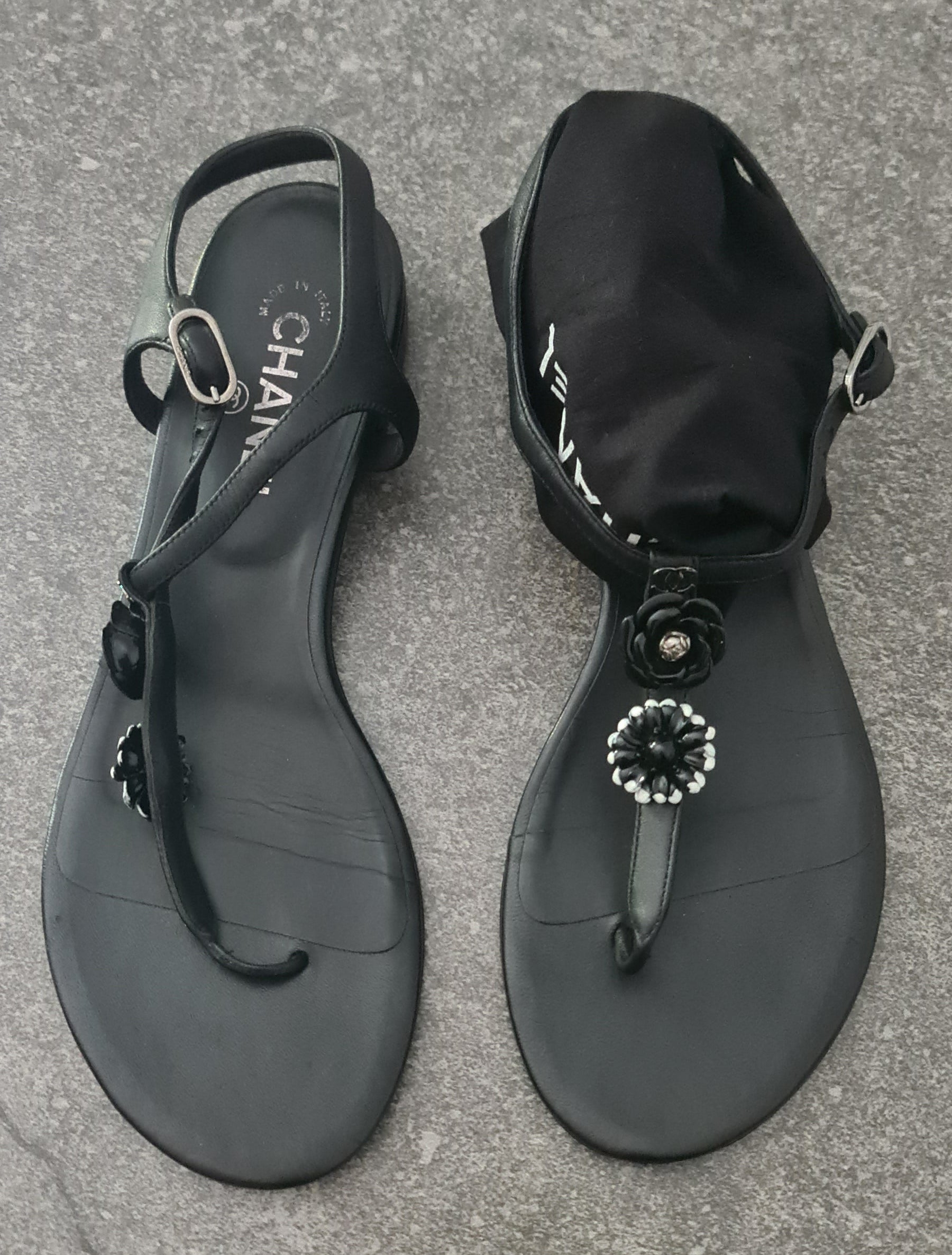 Sandales Chanel entre doigts 41