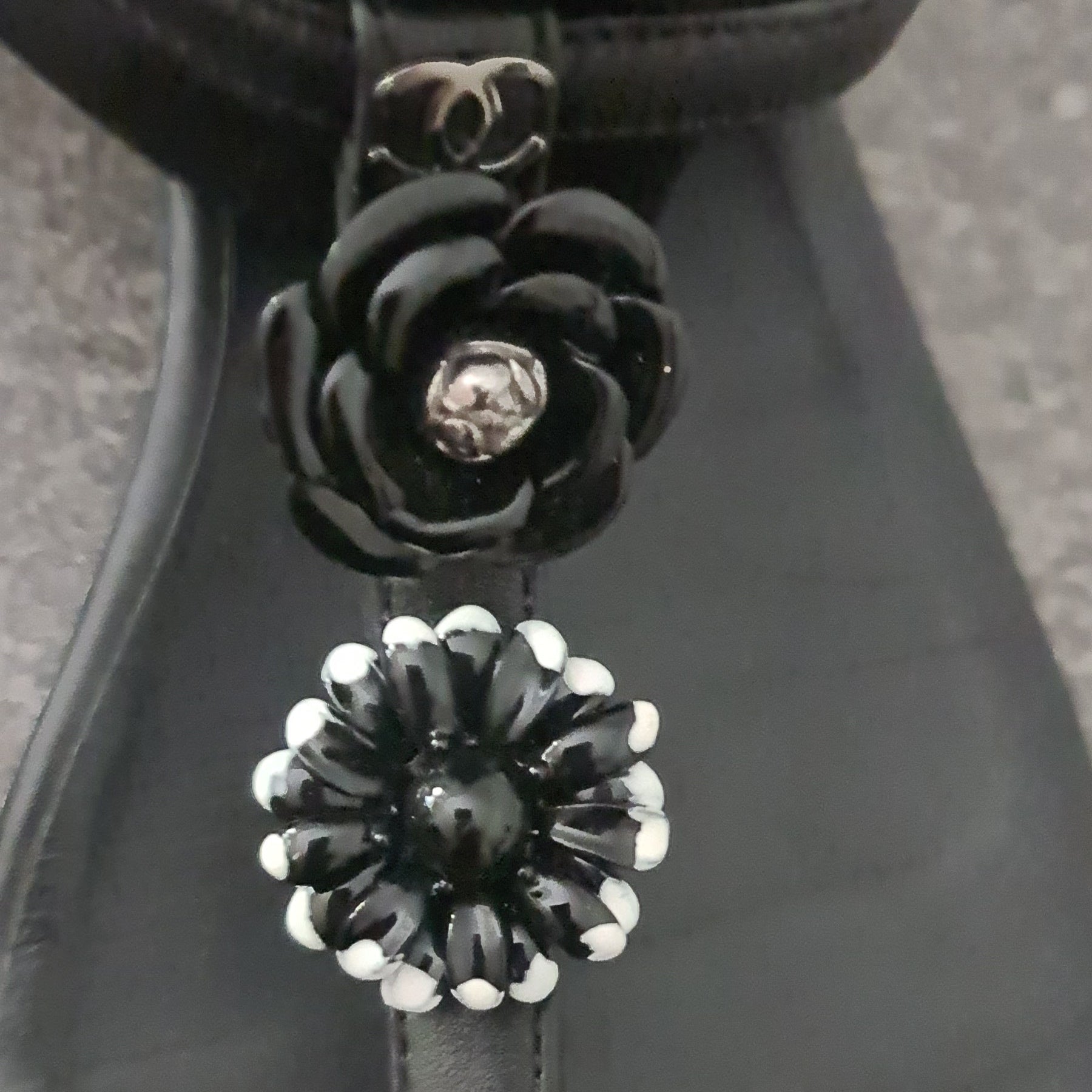 Sandales Chanel entre doigts 41