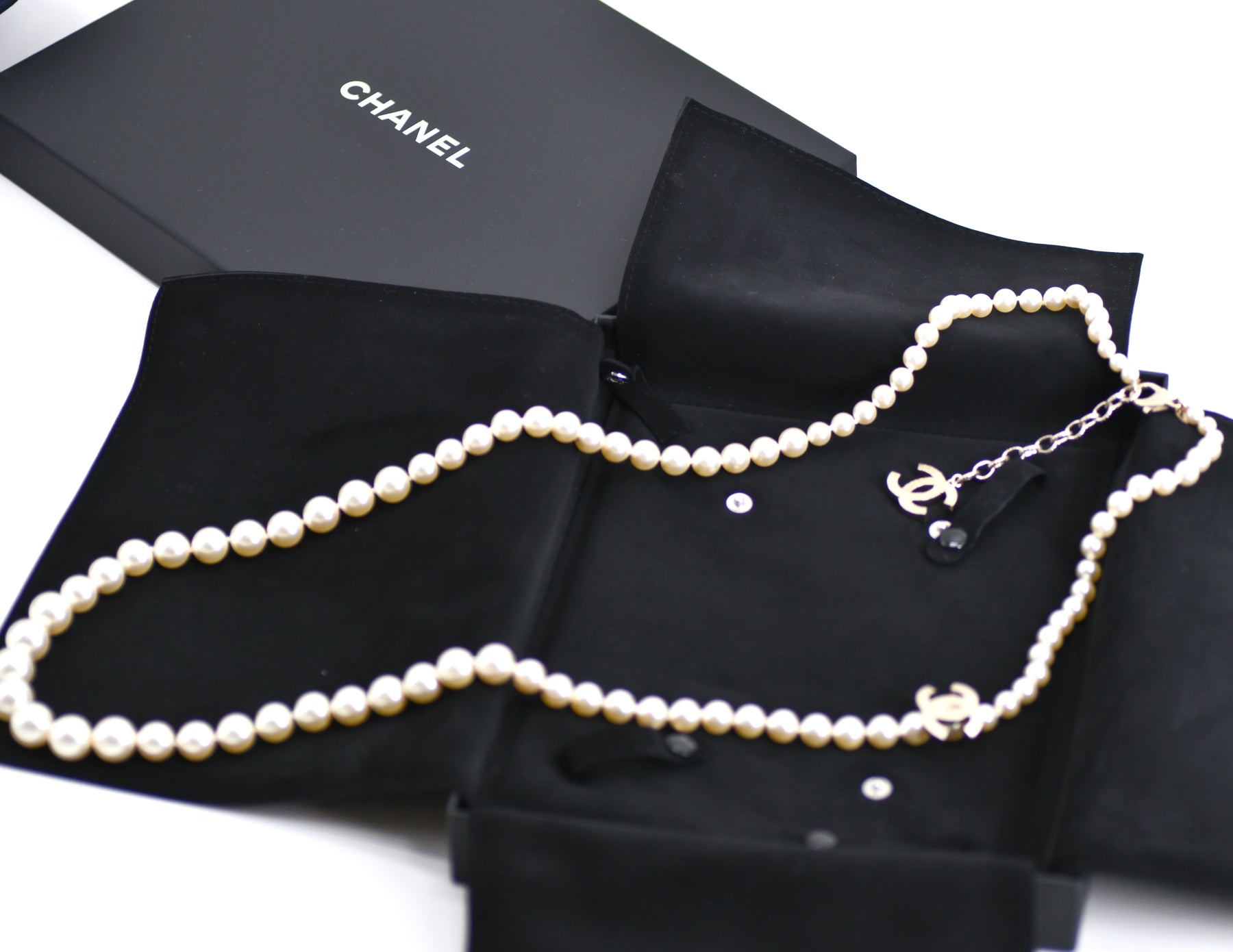 Sautoir Chanel- perles blanches- CC
