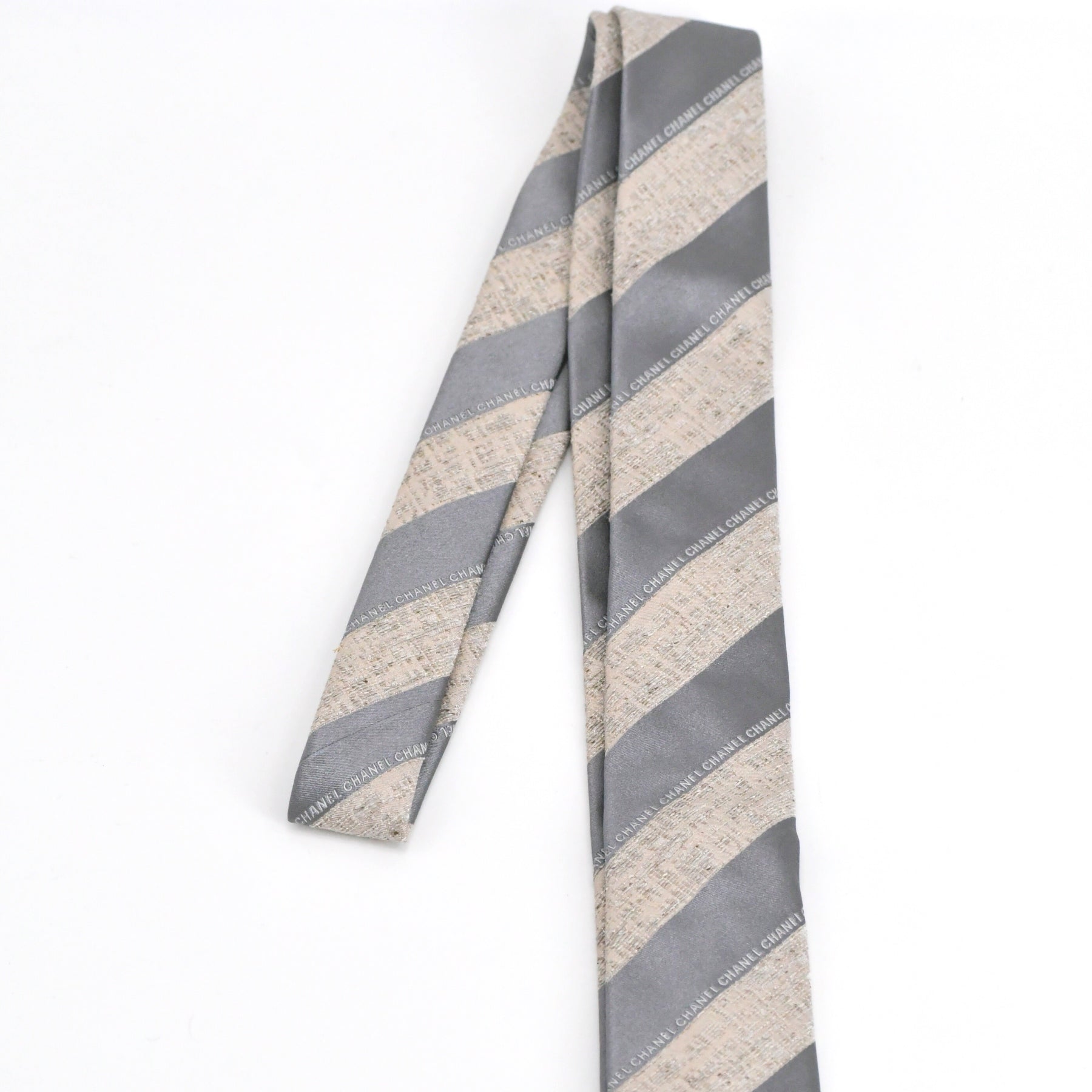 Cravate-Chanel-Grise