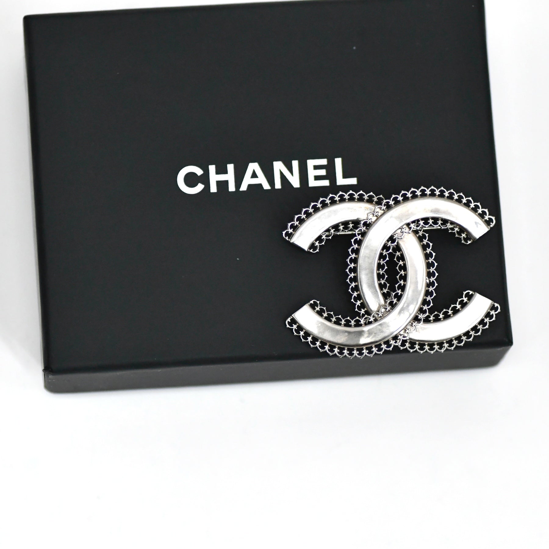 Broche Chanel Argentée