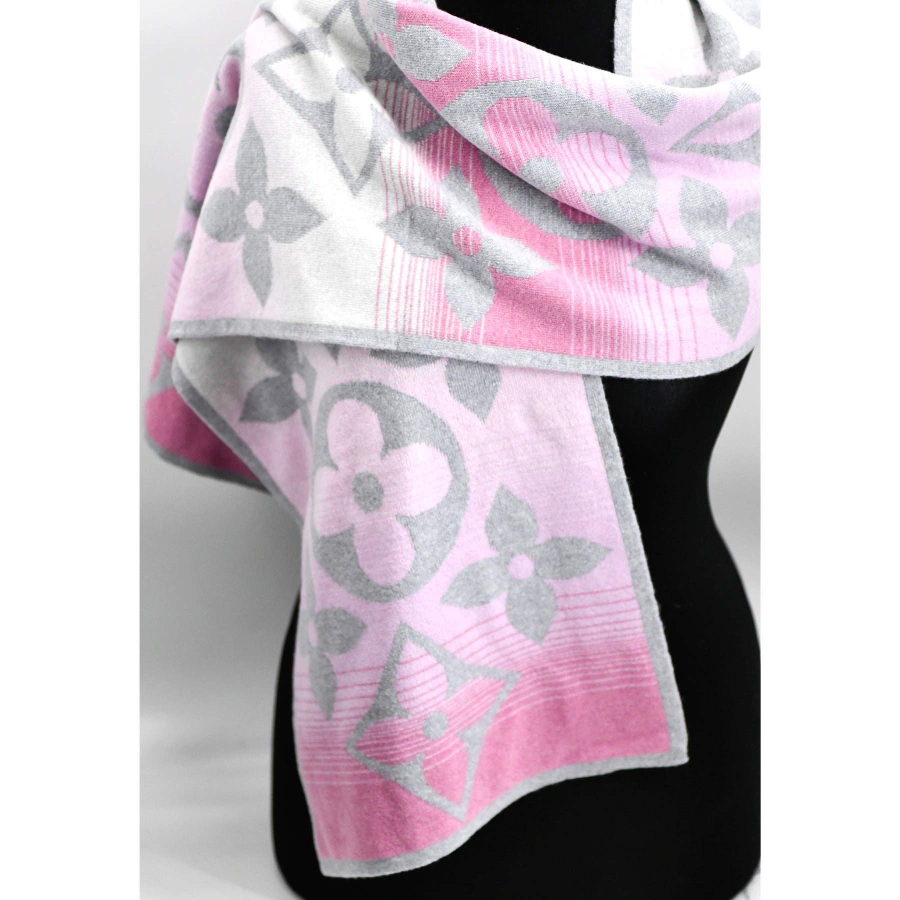 Grande-Echarpe-Louis-Vuitton-Rose-et Gris