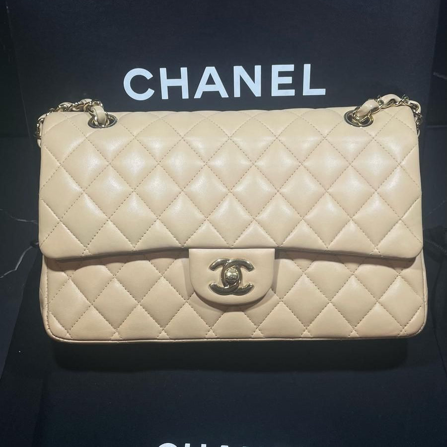 Sac timeless Chanel médium cuir agneau beige