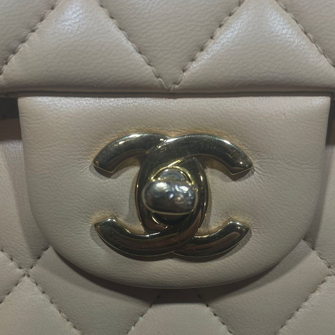 Sac timeless Chanel médium cuir agneau beige