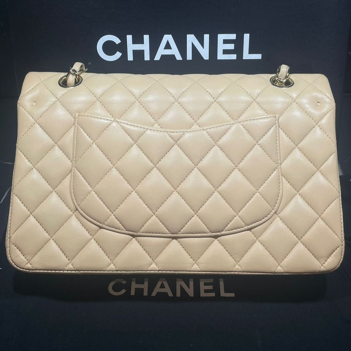 Sac timeless Chanel médium cuir agneau beige
