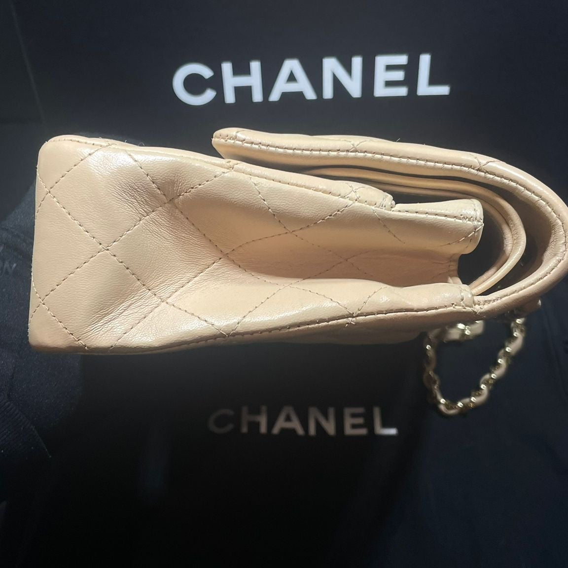 Sac timeless Chanel médium cuir agneau beige