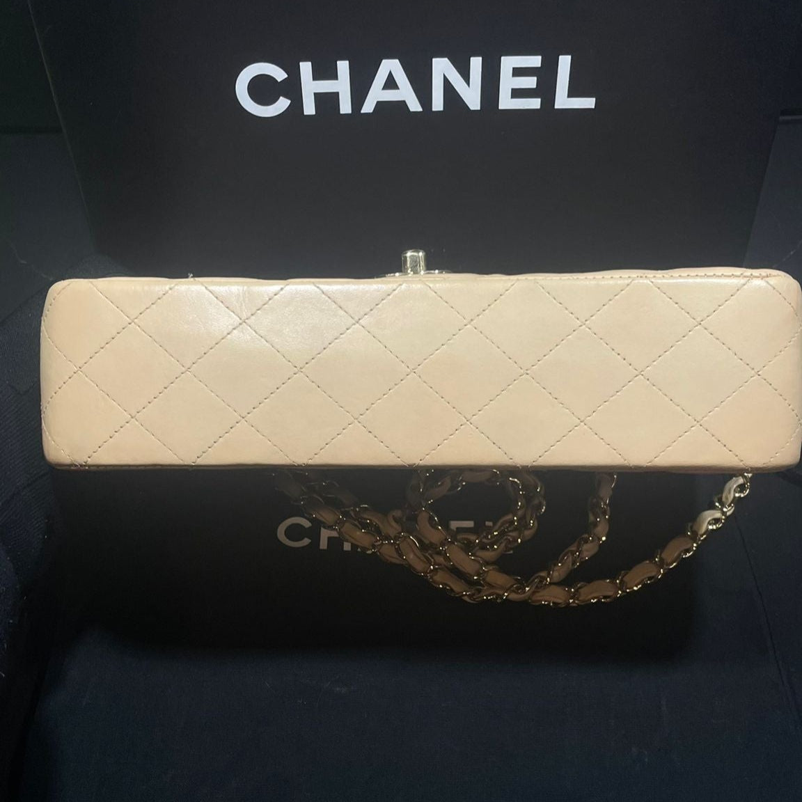 Sac timeless Chanel médium cuir agneau beige