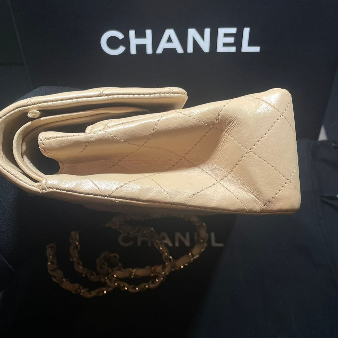 Sac timeless Chanel médium cuir agneau beige