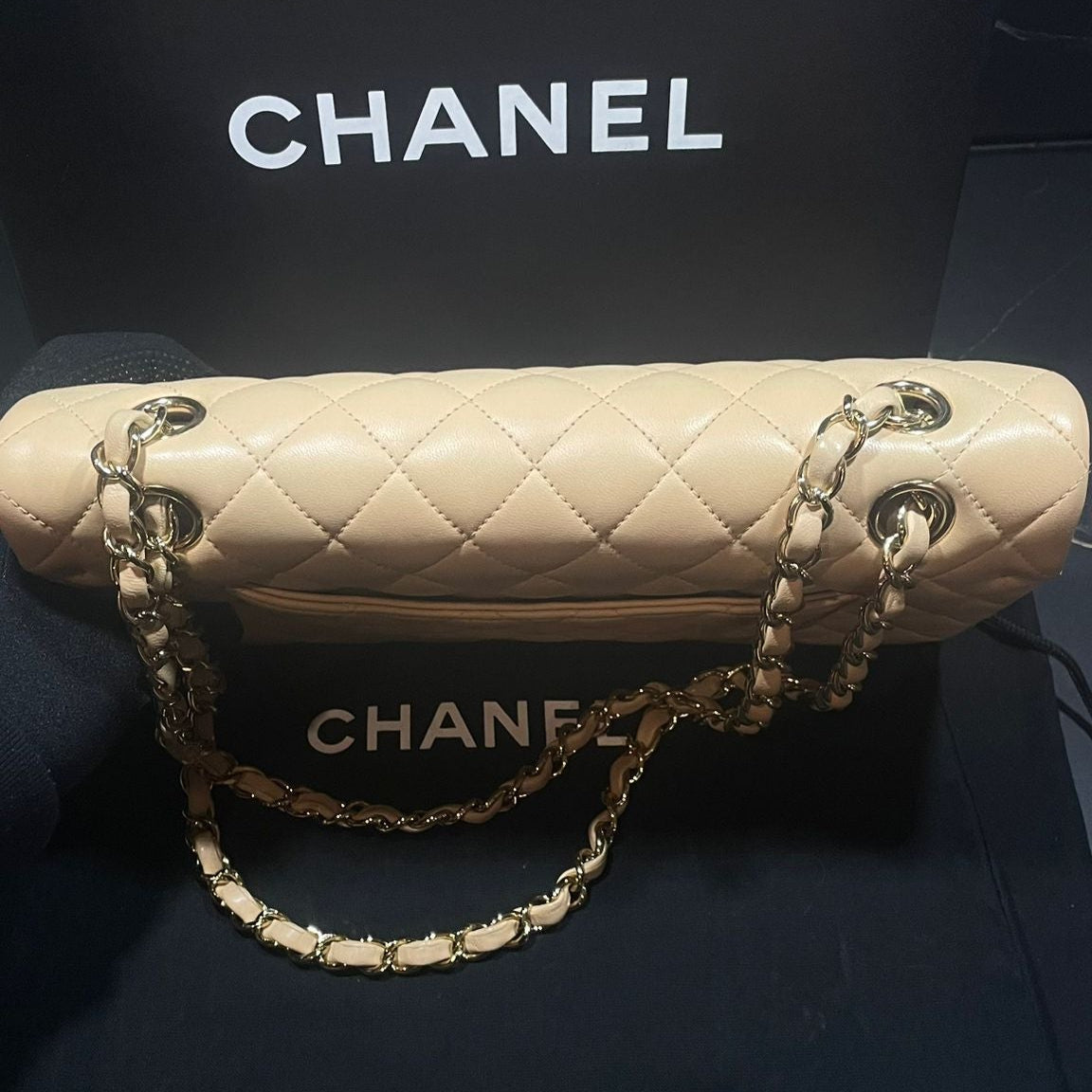 Sac timeless Chanel médium cuir agneau beige