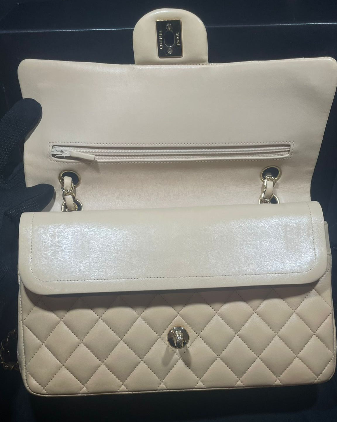 Sac timeless Chanel médium cuir agneau beige