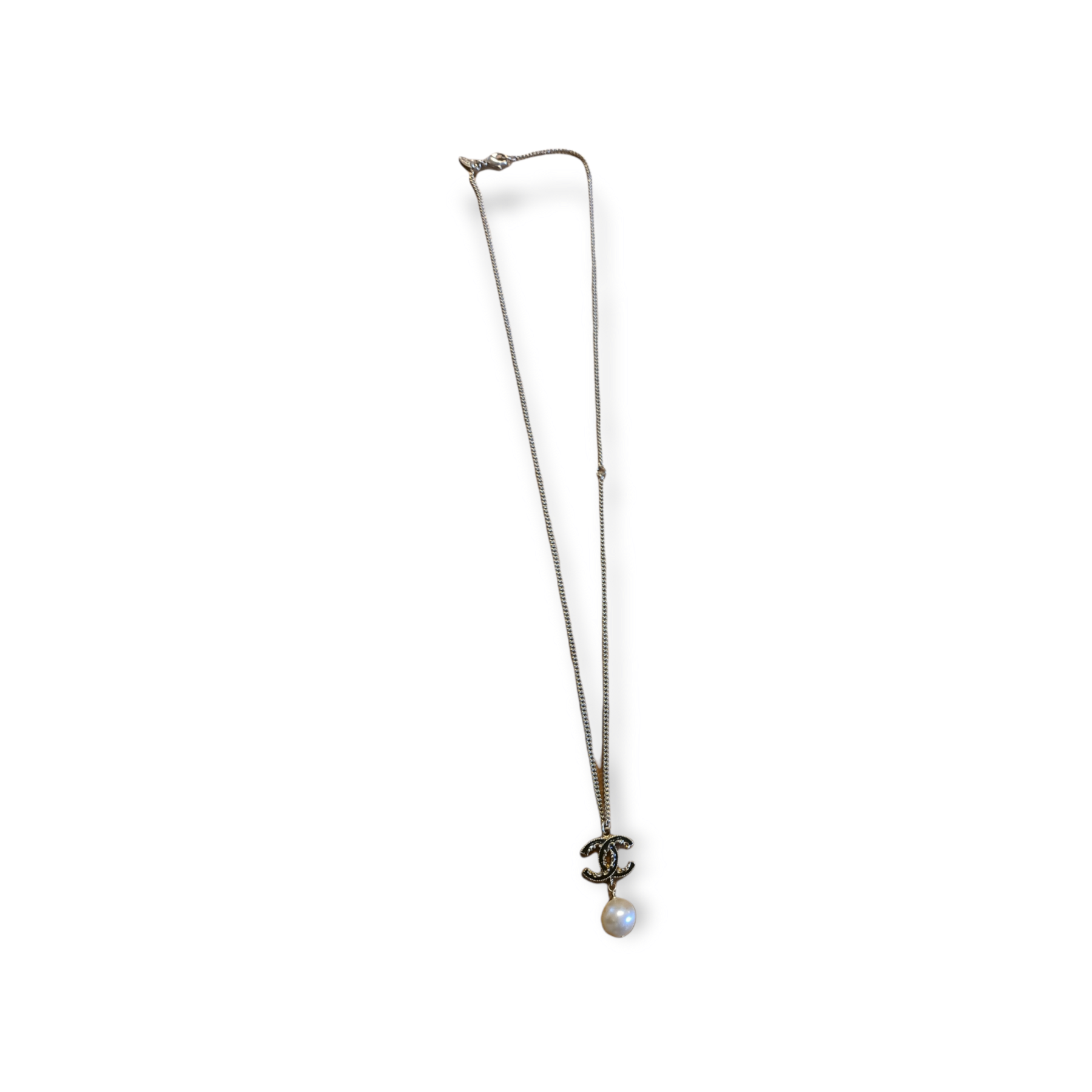 Chaine Chanel avec pendentif CC et perle